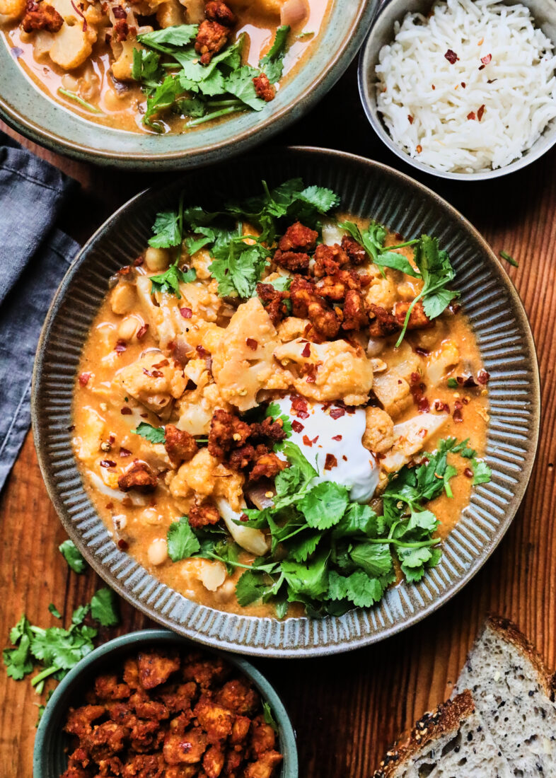 Creamy Cauliflower Curry With Crispy Tempeh Sprinkle
